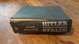 Read more about the article ALAN BULLOCK: HITLER A STALIN – PARALELNÍ ŽIVOTOPISY